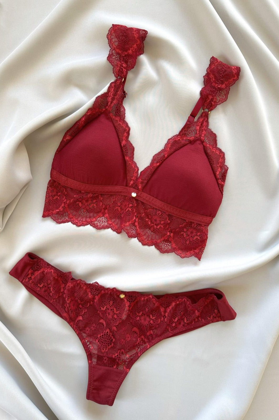 Flatlay Bralette in dunkelrot von Coco malou ethical lingerie Spitzen-BH ohne bügel rot