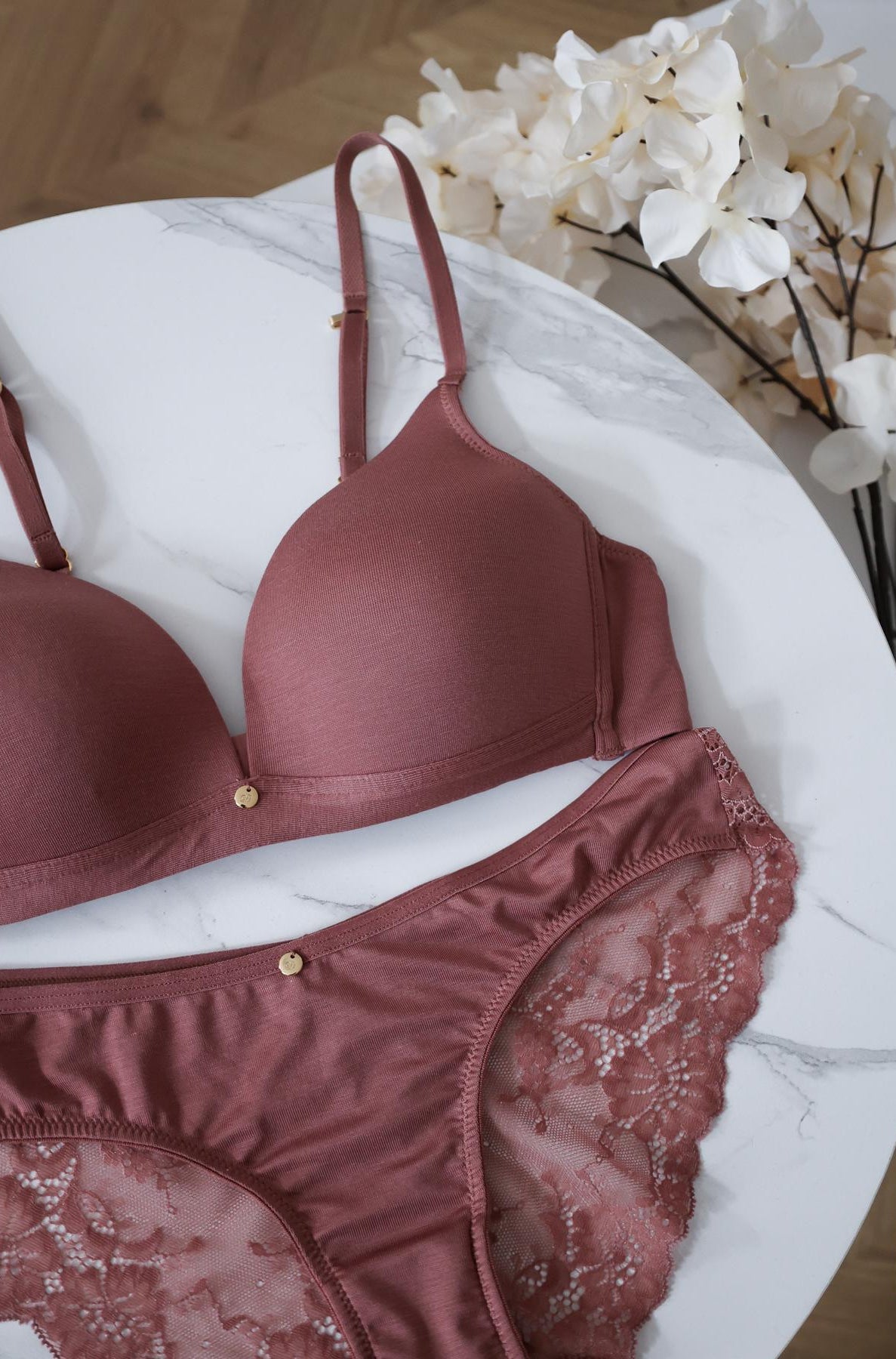 Bügelloser Softschalen-BH Tilda Perfekt unsichtbar unter hellen Oberteilen, feminine Braun-Rosa-Nuance für jeden Tag