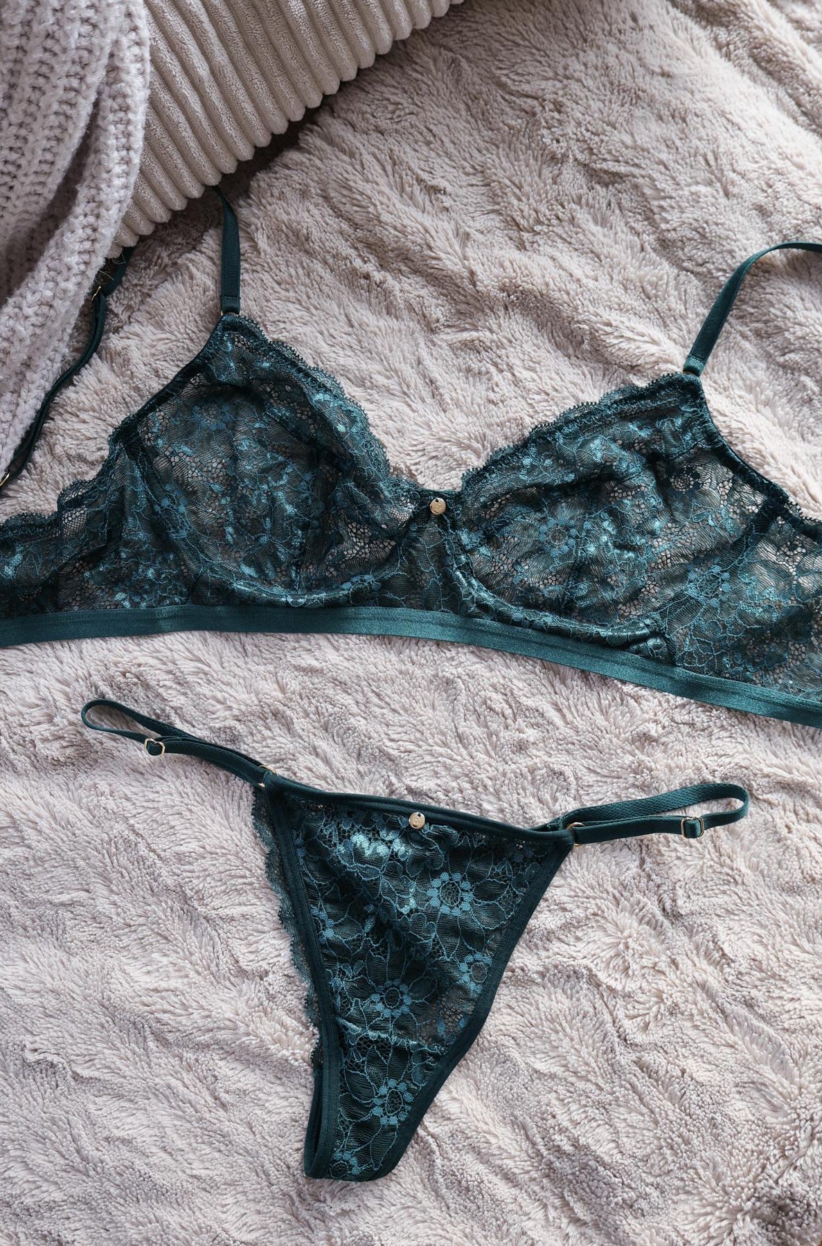 Lingerie Set Flatlay dunkelgrün ohne Pads ohne Bügel hochwertig goldene Details