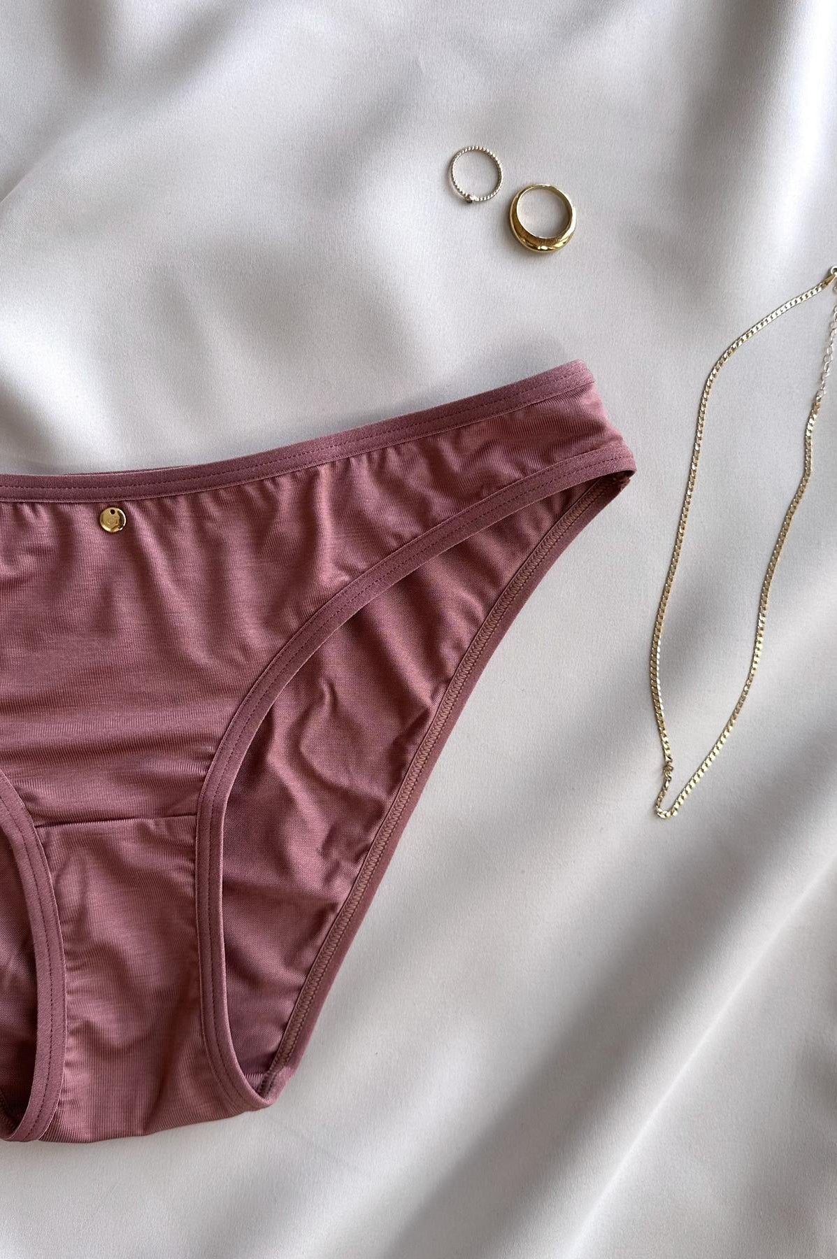 Flatlay von rosa Tencel Unterwäsche nachhaltig