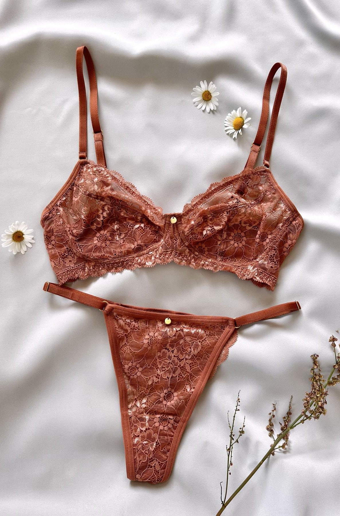 Flatlay Bralette und String leicht Spitze hellbraun rosa eco recycelt und made in Portugal