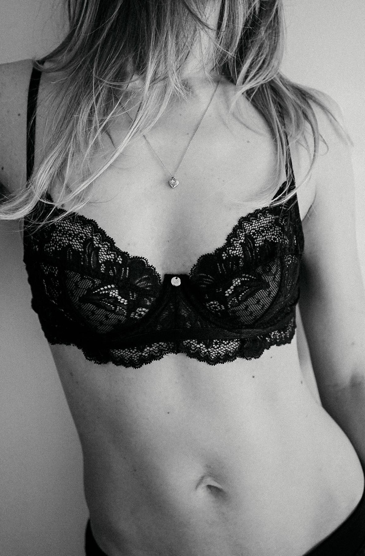 schwarz-weiß Foto Spitzen BH Coco Malou Dessous