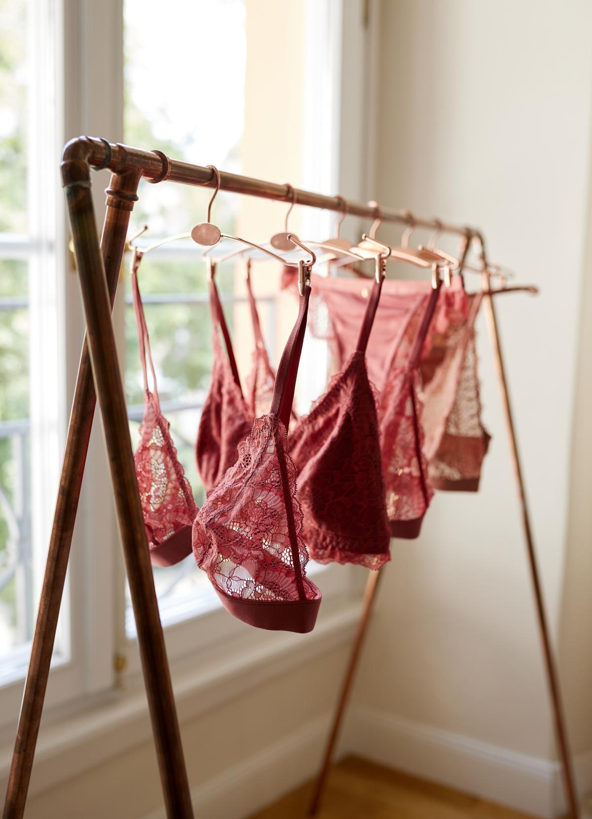 neue Coco Malou Dessous Kollektion in pink berry: Spitzenbralettes an Kleiderbügel