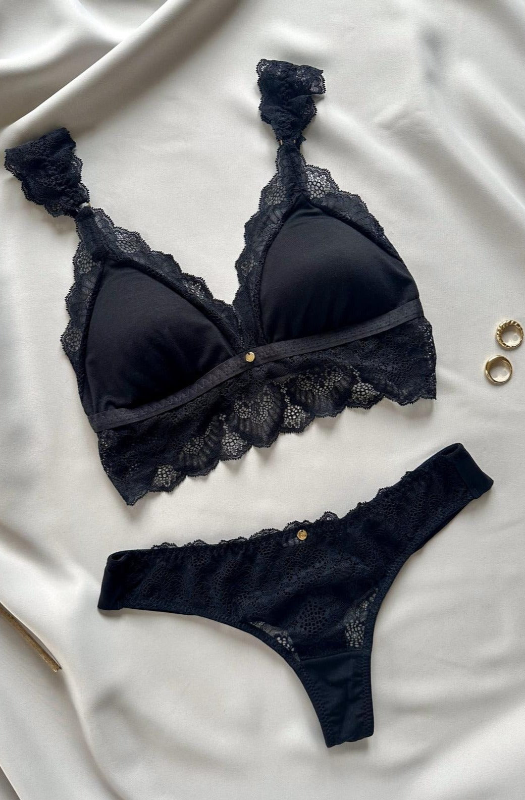 Spitzen-Bralette mit Pads in schwarz von Coco Malou Flatlay Dessous