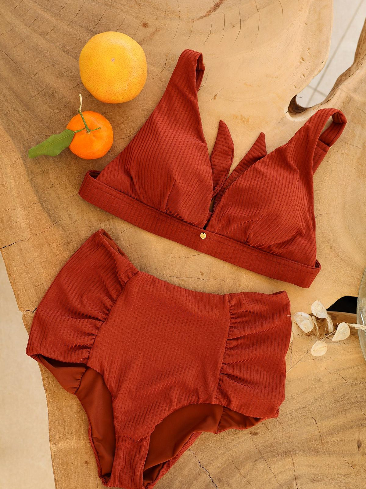 roter Bikini hoch geschnitten bedeckt sexy nachhaltig
