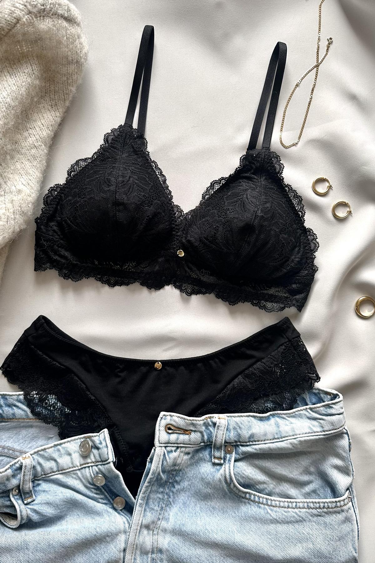 Flatlay mit nachhaltiger Unterwäsche und Jeans: edle Dessous aus Spitze fair produziert