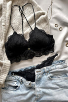 Flatlay Dessous von Coco Malou Jeans und Bralette aus Spitze