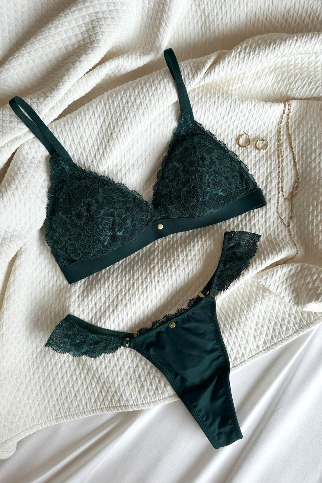 flatlay von edler Unterwäsche nachhaltig und fair hochwertige Geschenkidee Freundin