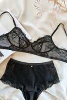 Flatlay Spitzen-Dessous schwarz edel und hochwertig